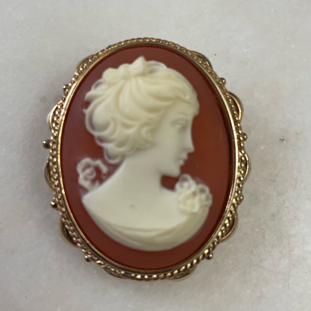 Beautiful Vintage Gold Tone Cameo Brooch